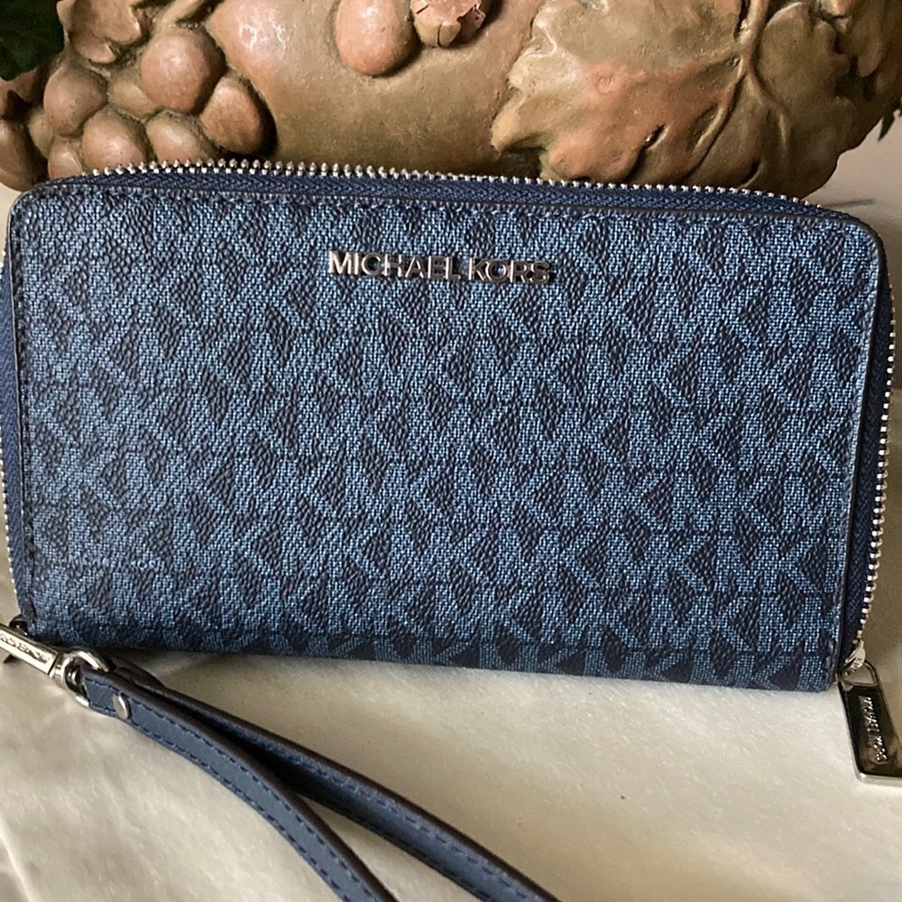 New w/o tags Michael Kors Wallet, Smartphone holder.